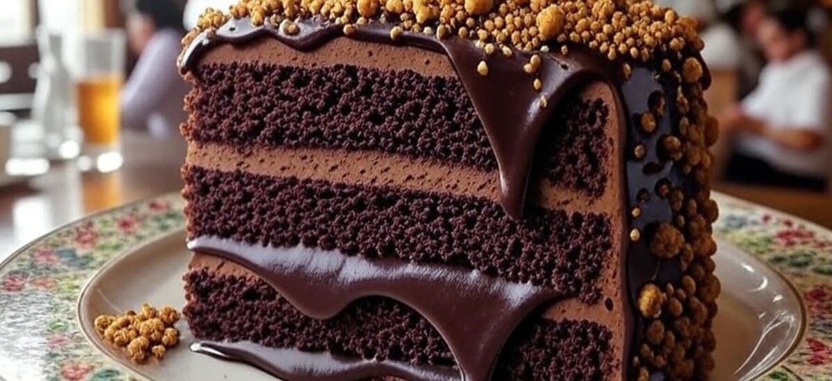 Close-up de bolo de chocolate e paçoca com brigadeiro cremoso derretendo, decorado com paçoca esfarelada — sobremesa indulgente para ceia de Natal brasileira.