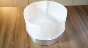 Forma redonda forrada com papel manteiga alto para Cheesecake Basco Queimado